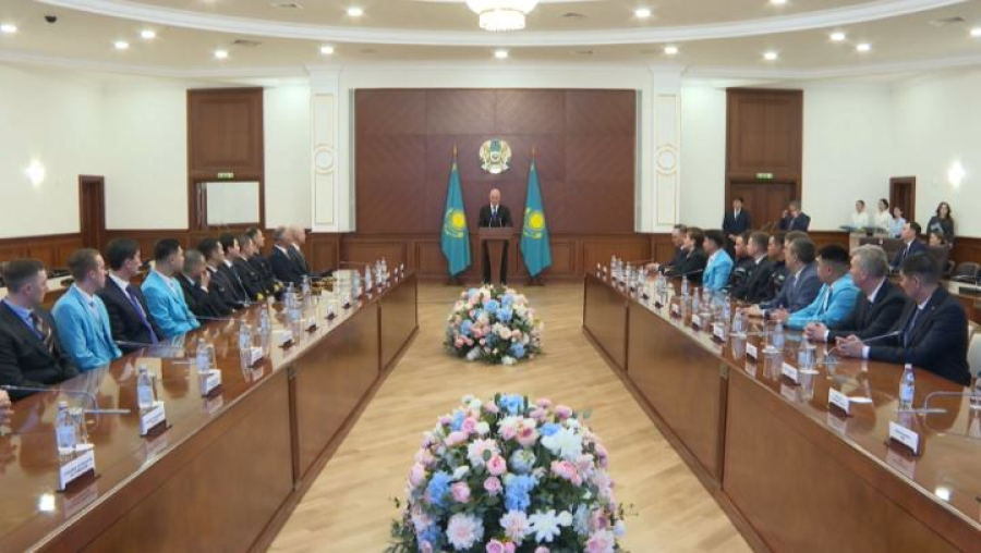 Казахстанцев наградили за эвакуацию граждан с Ближнего Востока