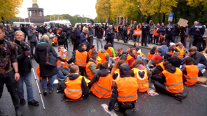 Экоактивисты блокируют дороги в Берлине уже неделю: город парализован