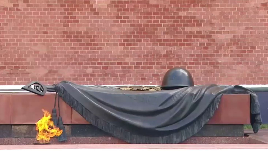 Президент белгісіз жауынгердің бейітіне гүл  қою рәсіміне қатысты