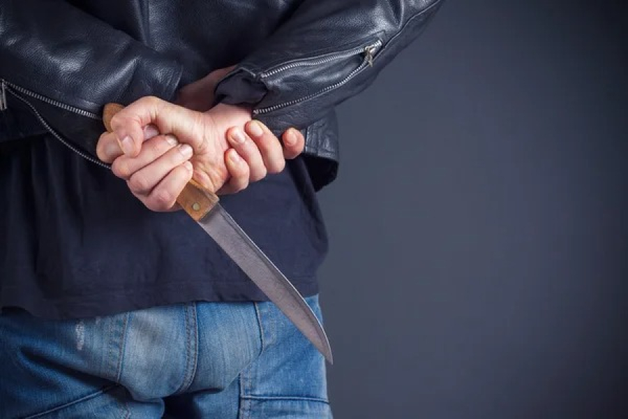 Шок в суде:  в Туркестанской области учитель ударил себя ножом после ареста
