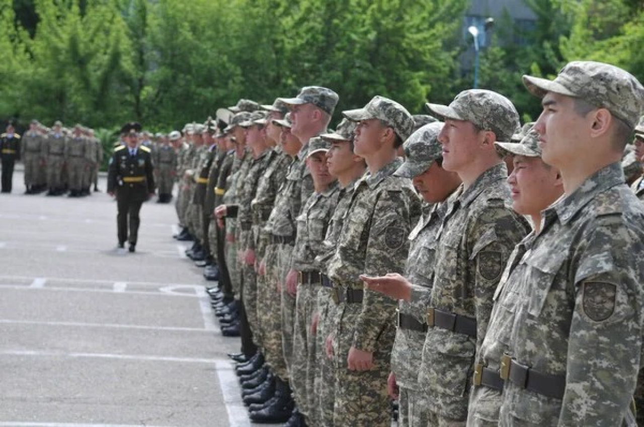 Қорғаныс министрлігі әскердегі намаз мәселесіне түсініктеме берді