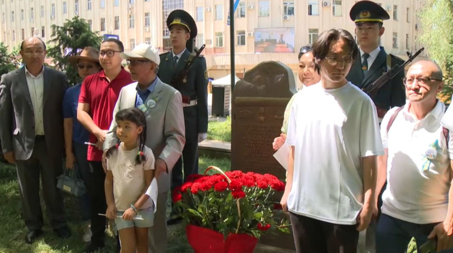 Алматыдағы Абай университеті ардагер түлектеріне арнап ескерткіш қойды