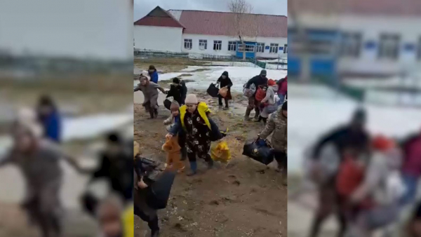 Әскерилер су тасқынынан зардап шеккен ауыл тұрғындарына көмектесіп жатыр