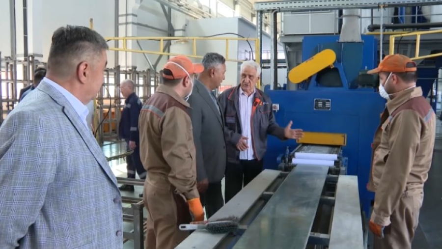 Мажилисмен посетил аккумуляторный завод в Жетысу