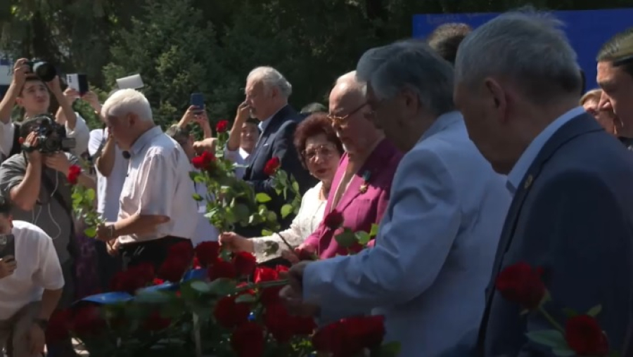 Пять тысяч человек возложили цветы к памятнику Абаю в Алматы