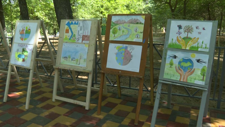 Шымкентте балалар экология тақырыбында сурет салды