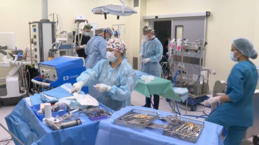 Шымкентские хирурги оперируют детей с редкими пороками