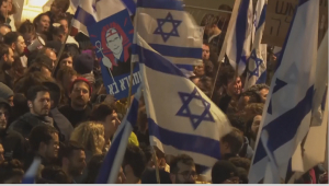 Десятки тысяч израильтян вновь вышли на улицы городов по всей стране