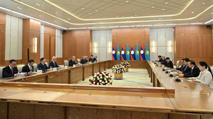 Президенты Казахстана и Лаоса провели переговоры в расширенном составе
