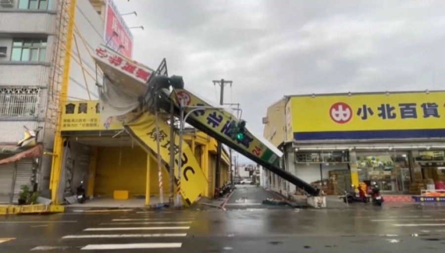 Два человека погибли в результате удара тайфуна на Тайване