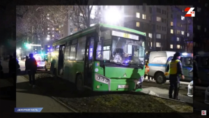 Перебегавшую дорогу в неположенном месте 77-летнюю пенсионерку сбил насмерть автобус в Алматы