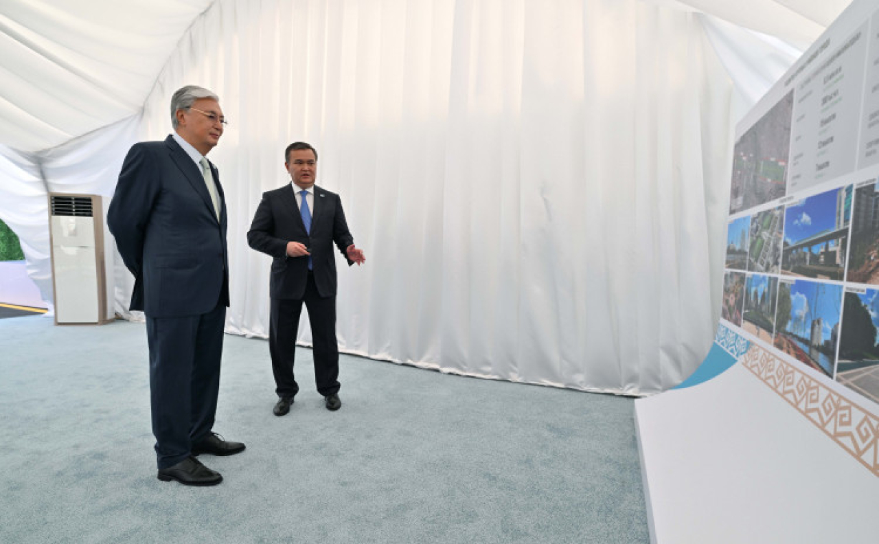 Глава государства ознакомился с благоустройством аллеи Мыңжылдық в Астане