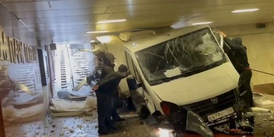 ГАЗель влетела в подземный переход метро в Москве