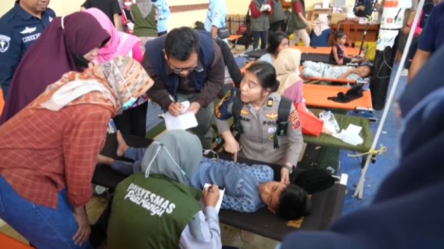 1000 детей отравились школьными обедами в Индонезии