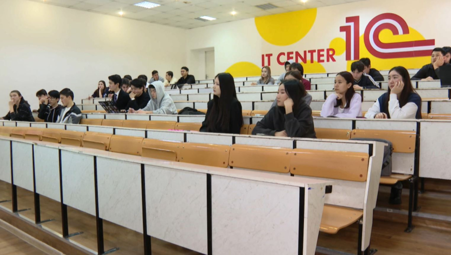 570 мыңнан астам студент ЖИ курсынан өтті