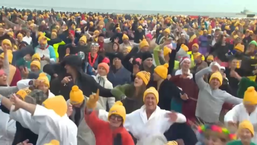 В новогоднем заплыве приняли участие 4,5 тысячи человек