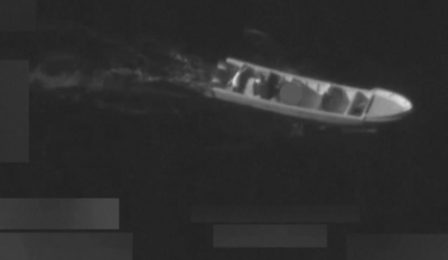 АҚШ әскері мұхитта екі қайықты атқылады