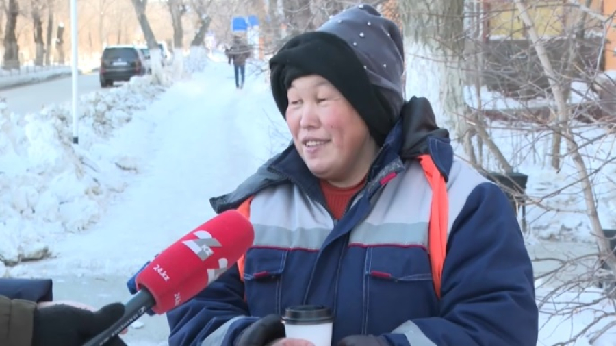 Волонтеры угощают горячим чаем коммунальщиков в Актобе