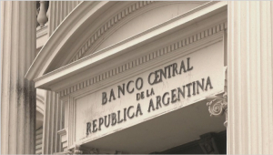 Власти Аргентины объявили о переходе с доллара на юань
