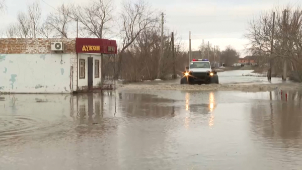 Талые воды проникли в Атбасар: идет эвакуация населения
