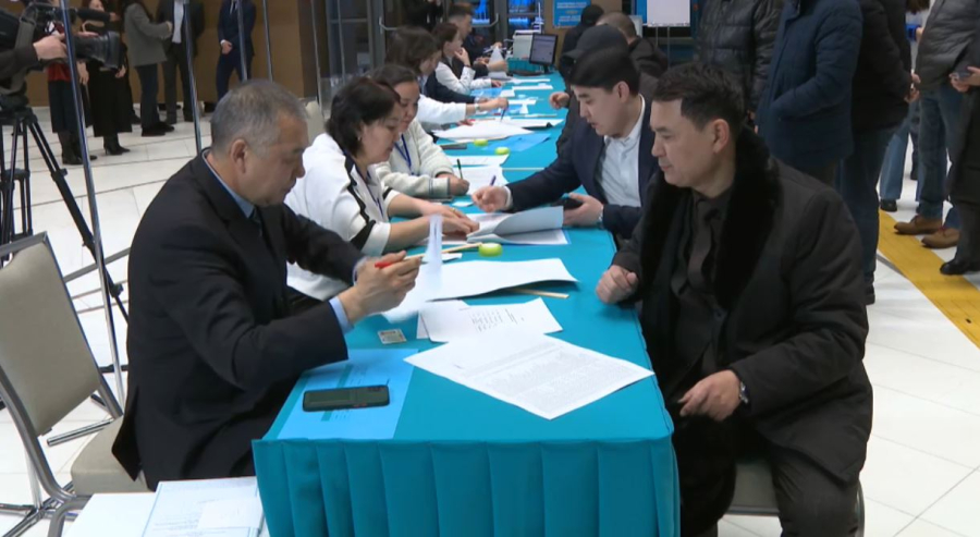 Референдумға жастар белсенді қатысып жатыр