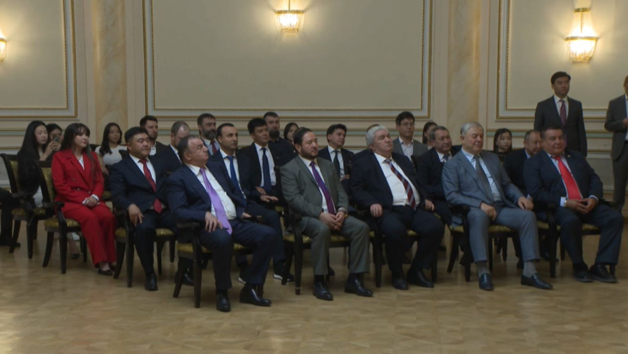 Президент атынан жаңа Конституцияның арнайы басылымы табысталды