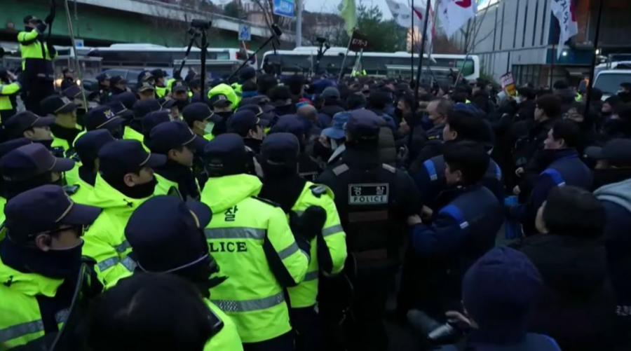 В Сеуле массовые протесты переросли в столкновения с полицией0