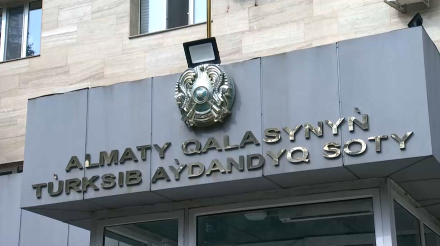 Әуежай қызметкерін кепілге алған адамға қатысты сот отырысы басталды 