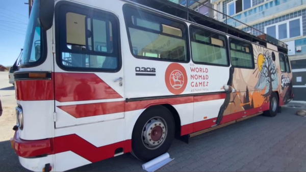 Түркиялық ерлі-зайыпты көшпенділер ойынын тамашалауға келе жатыр