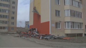 Ураган повредил многоэтажки в Усть-Каменогорске