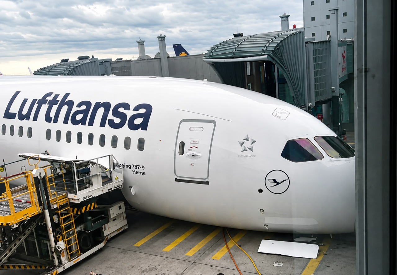 Самолёт Lufthansa рухнул носом на перрон перед вылетом в США