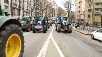 Тракторы дефилируют по жилым кварталам Парижа