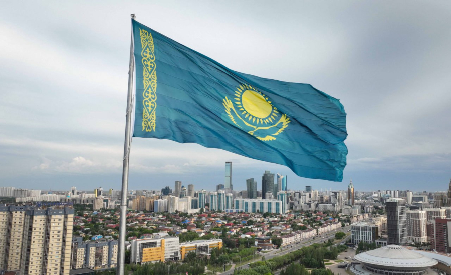 Президент Мемлекеттік ту көтеру рәсіміне қатысты