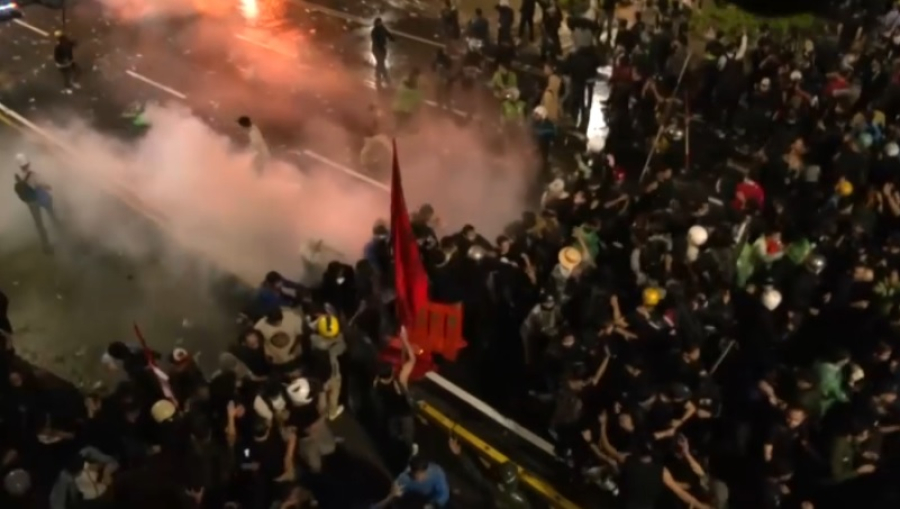 Протесты в столице Индонезии переросли в беспорядки