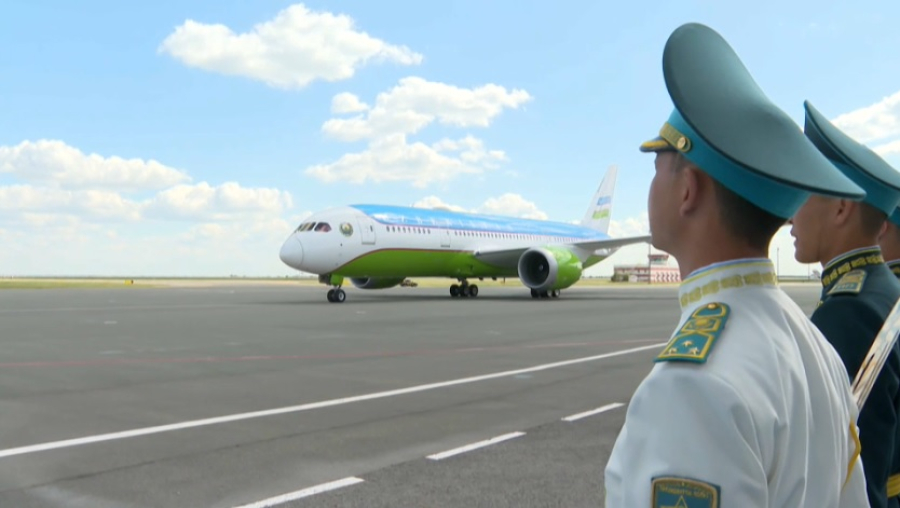 Борт Президента Узбекистана приземлился в Астане