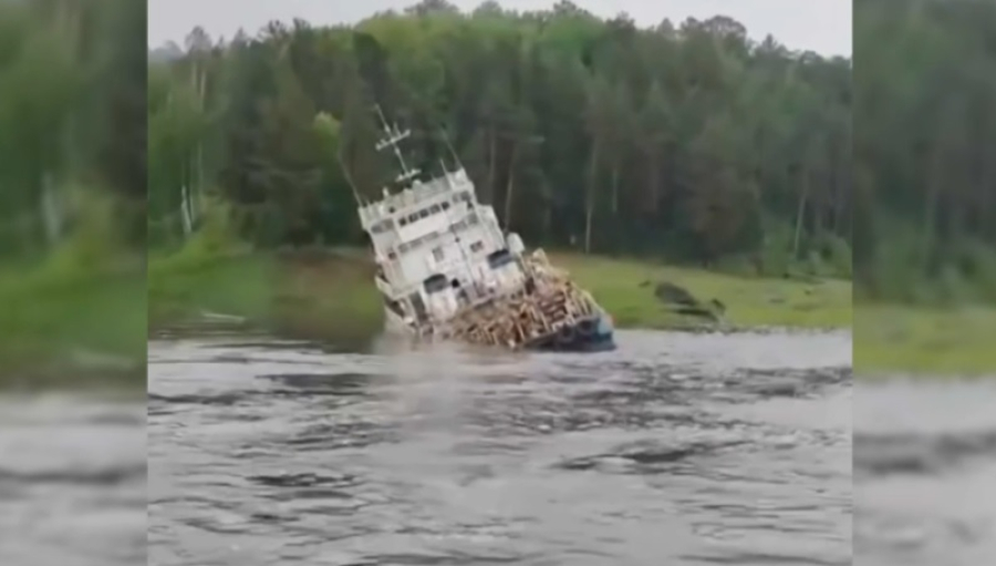 В Енисей попало 30 тонн дизтоплива из-за аварии с теплоходом