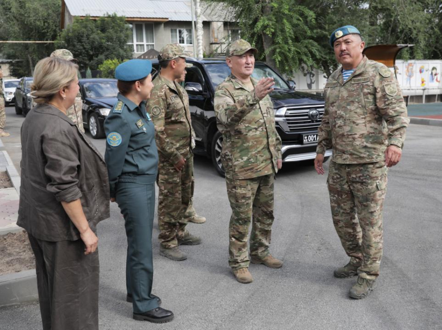 Министр обороны проинспектировал Алматинский гарнизон