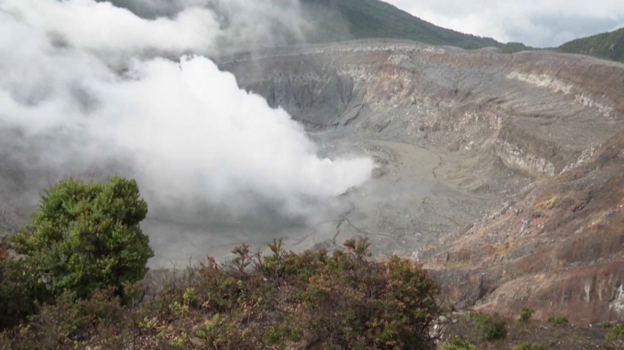 Вулкан Поас проснулся в Коста-Рике