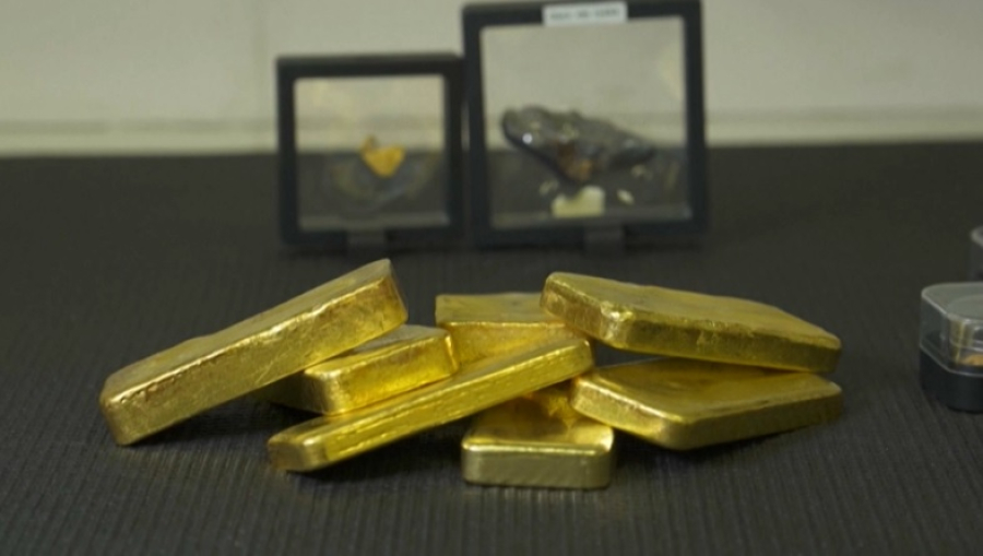 Мировые цены на золото снизились до $4015