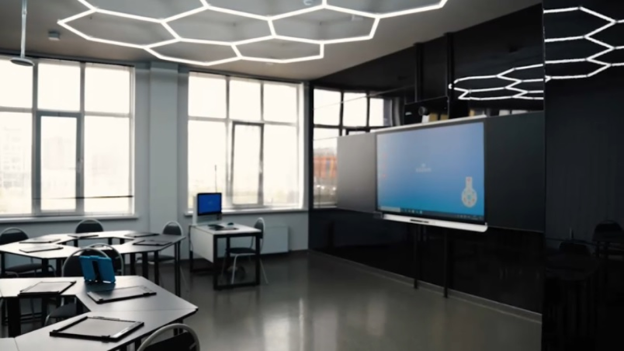 Первый в Казахстане AI-кабинет откроют в столичной школе