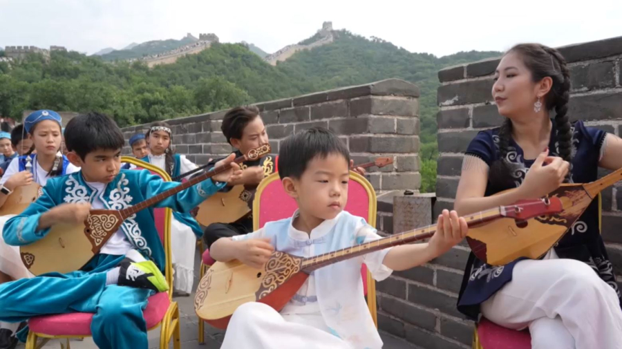 Балалар Ұлы Қытай қорғанында күй тартты