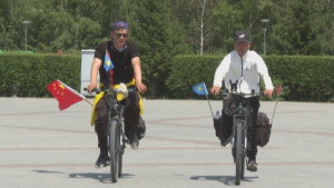 Двое путешественников из Китая на велосипедах прибыли в Астану