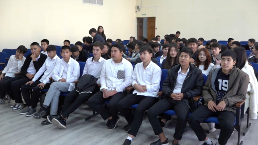 Оралда коммуналдық қызмет мамандары студенттерге экология сабақ өткізді