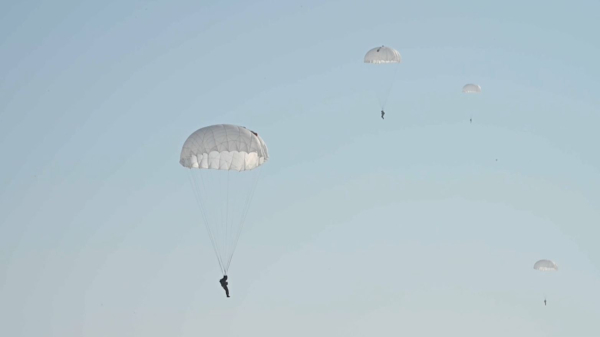 1500 әскери қызметші алғаш рет парашютпен секірді
