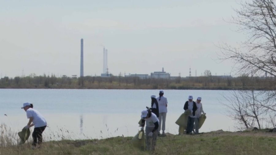 Карагандинские водоемы очищают от рыболовных сетей