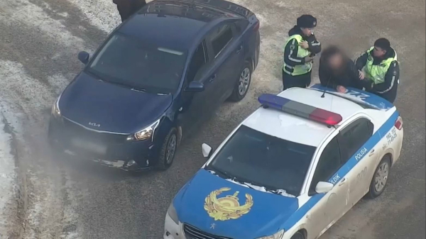 Елордада мас жүргізуші полицейді көлігімен сүйреген