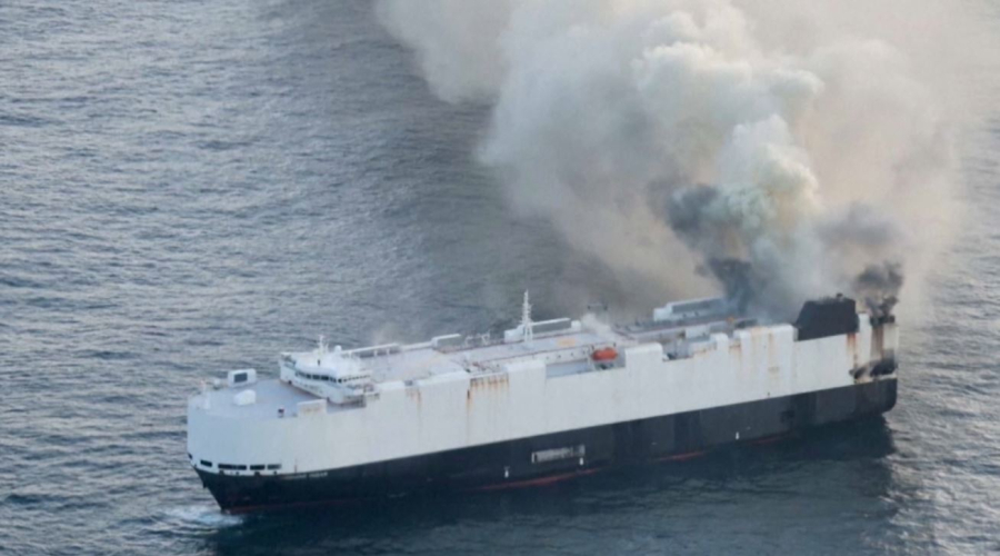 Грузовое судно с автомобилями на борту горит в Тихом океане