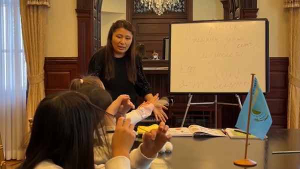 Уроки казахского языка и домбры организовали в Вашингтоне