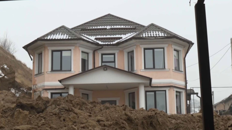 Бесағашта топырақ сырғып, тұрғындар қауіпсіз жерге көшірілді