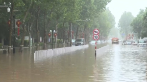 Дороги в Пекине превратились в реки из-за сильнейших ливней